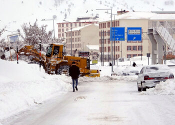 Van ve Bitlis'te kar yağışı; 900 yol ulaşıma kapandı