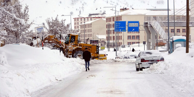 Van ve Bitlis'te kar yağışı; 900 yol ulaşıma kapandı