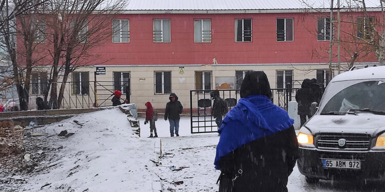 Van ve ilçelerinde kar yağışı; 234 yol ulaşıma kapandı