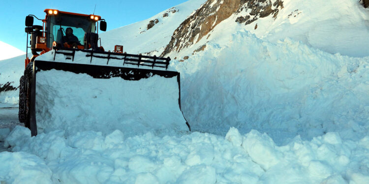 Van'da kar nedeniyle kapanan yollar açılıyor
