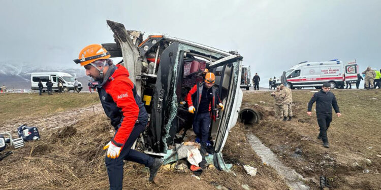 Van'da yolcu midibüsü devrildi: 7'si çocuk 27 yaralı