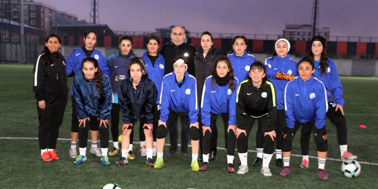 Vangücü Kadın Futbol Takımı, Tekin çiftine emanet