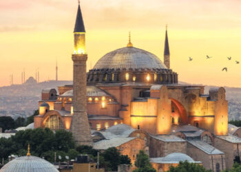 Yabancı turistlerin Ayasofya'ya girişi ücreti 25 euro olacak