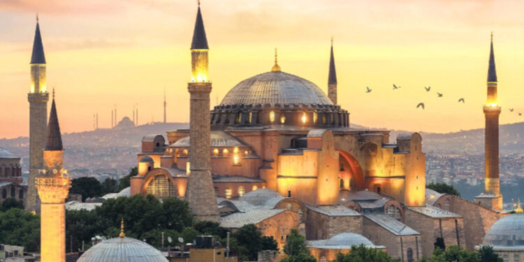 Yabancı turistlerin Ayasofya'ya girişi ücreti 25 euro olacak
