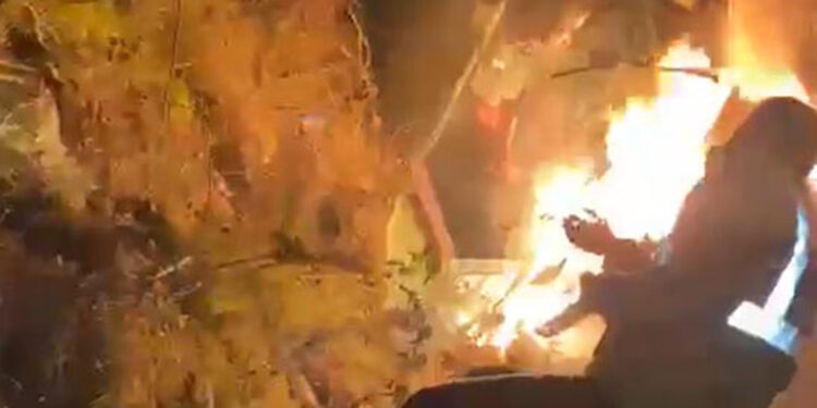 Yanan otomobilde sıkışan sürücüyü TIR şoförü kurtardı