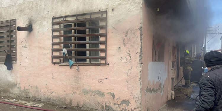 Yangında mahsur kalan 4 kişilik aile, dumandan etkilendi