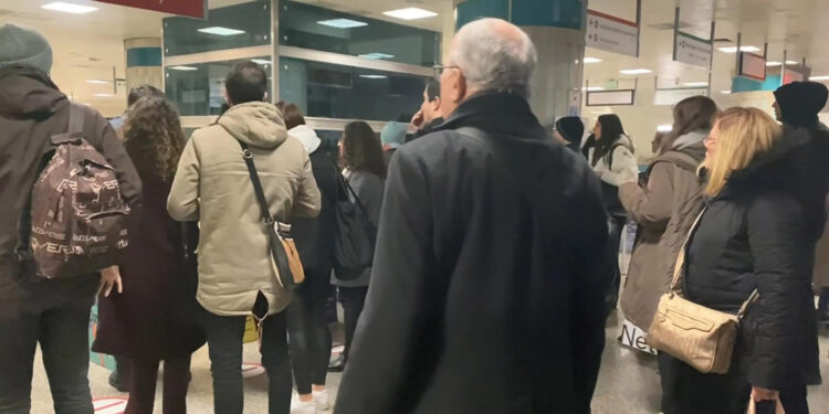 Yenikapı'da İspanyol, raylara atlayarak intihar etti