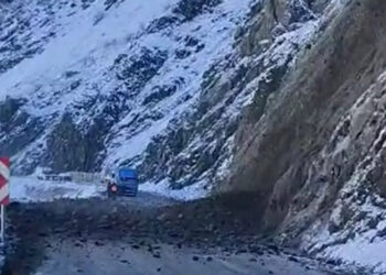 Yüksekova-Hakkari kara yolunda heyelan