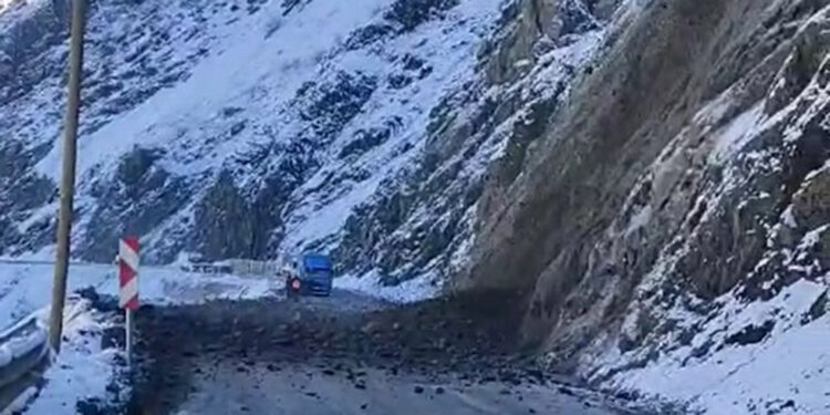 Yüksekova-Hakkari kara yolunda heyelan