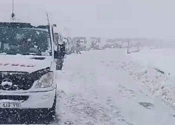 Yüksekova-Şemdinli kara yolunda kar çilesi