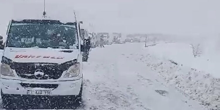 Yüksekova-Şemdinli kara yolunda kar çilesi