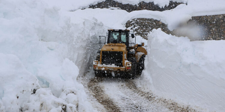 Yüksekova'da 7 metre karla mücadele