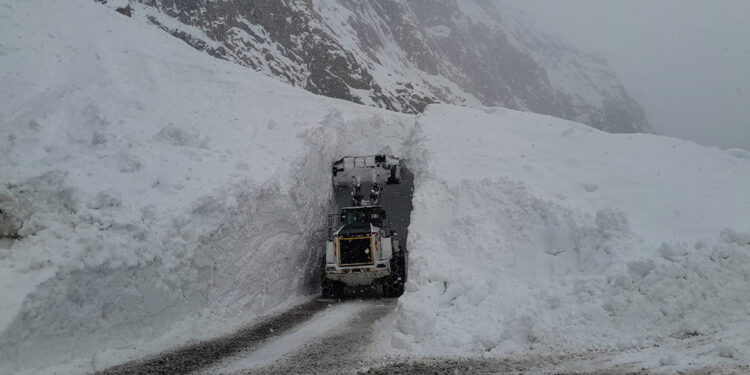 Yüksekova'da çığ düştü; 1 yaralı