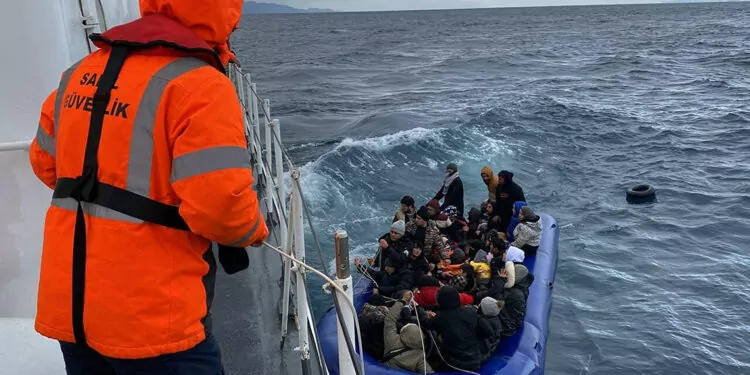 Yunanistan'ın geri ittiği 56 göçmen kurtarıldı