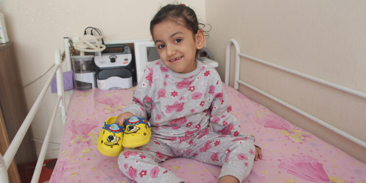 Yürüyemeyen SMA'lı Damla, ayakkabılarıyla uyuyor