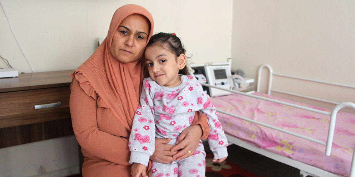 Yürüyemeyen SMA'lı Damla, ayakkabılarıyla uyuyor