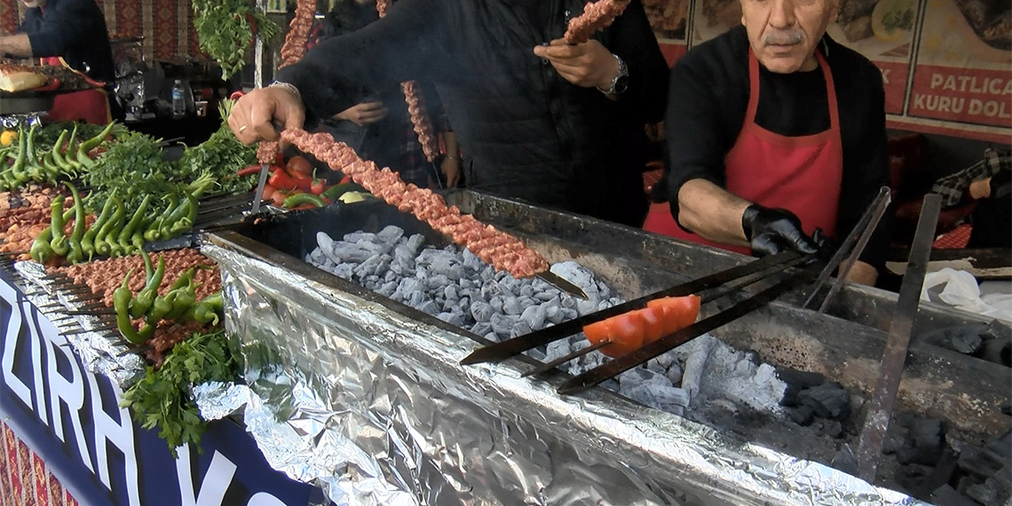 Yenikapı'da Adana Kültür Günleri'nin açılış töreni gerçekleştirildi. 4-7 Ocak tarihleri arasında gerçekleşecek etkinlikte, Adana'ya dair lezzetlerin tanıtımı yapılıyor.