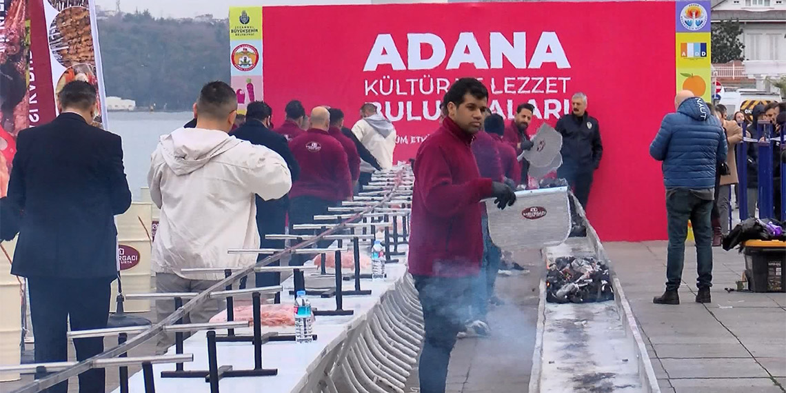Adana lezzetleri İstanbul'a taşındı; 34 metrelik kebap görenleri şaşırttı