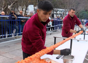 Adana lezzetleri İstanbul'a taşındı; 34 metrelik kebap görenleri şaşırttı