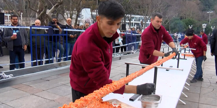 Adana lezzetleri İstanbul'a taşındı; 34 metrelik kebap görenleri şaşırttı