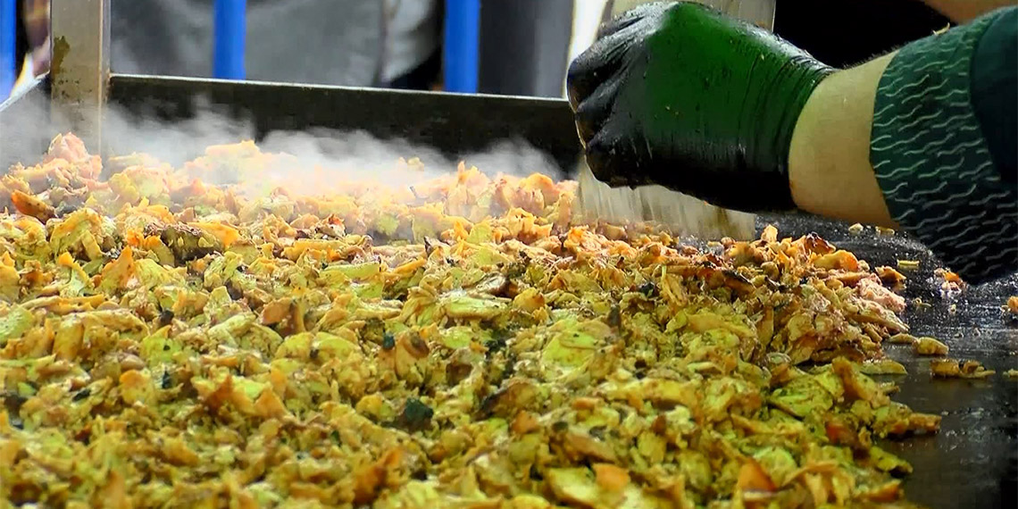 4-7 Ocak tarihleri arasında Yenikapı'da düzenlenecek olan Adana lezzetleri İstanbul'a taşındı; 34 metrelik kebap görenleri şaşırttı.