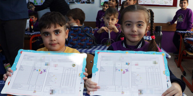 Adana'da 517 bin 363 öğrenci karnesine kavuştu