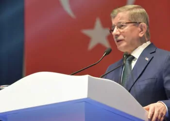 Ahmet davutoğlu yeniden genel başkanlığa seçildi