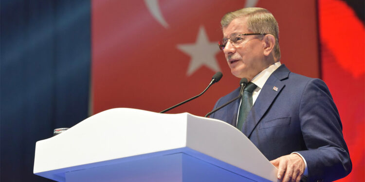 Ahmet Davutoğlu yeniden genel başkanlığa seçildi