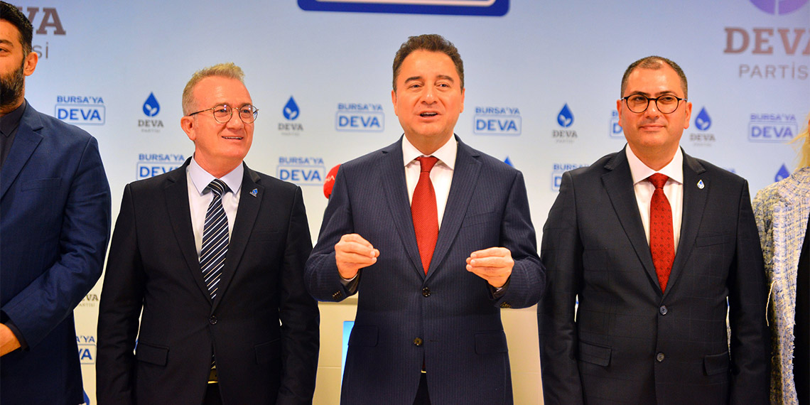 DEVA Partisi Genel Başkanı Ali Babacan, “Her alanda ama her alanda krizler içindeyiz. Tüm bunlar ülkemizin nefes borusunu tıkarken, küçük ortağın başka planları var. O hala yeni yeni krizler çıkarma peşinde. Biz, hukuk düzelmeden ekonomi düzelmez diyoruz. Küçük ortak kürsüye çıkıyor, Anayasa Mahkemesi’ni kapatmakla tehdit ediyor” dedi.