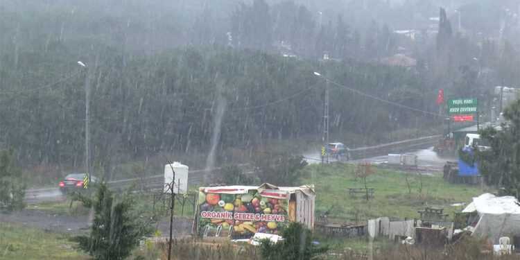 Aydos Ormanı'nda aralıklı kar yağışı