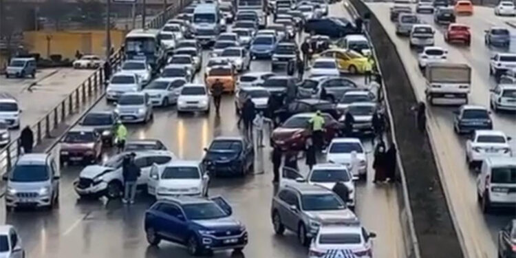 Ankara'da 26 aracın karıştığı zincirleme kazada 3 kişi yaralandı