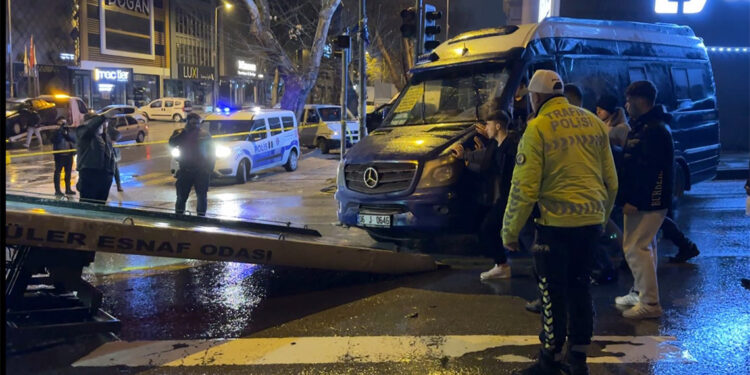 Otomobilin çarptığı yolcu minibüsünün yan yattı; 11 yaralı