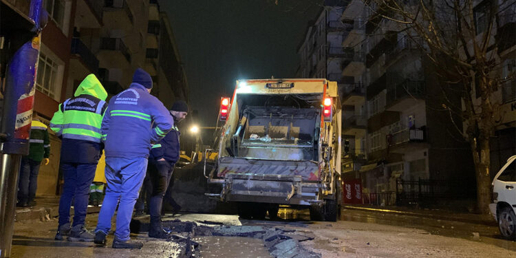 Ankara'da yağmur nedeniyle yol çöktü