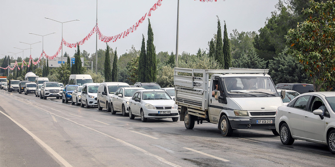 Antalya'da artan trafik yoğunluğu turistleri üzüyor