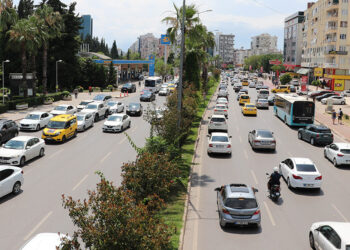 Antalya'da artan trafik yoğunluğu turistleri üzüyor