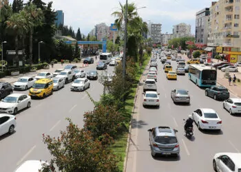 Antalya'da artan trafik yoğunluğu turistleri üzüyor
