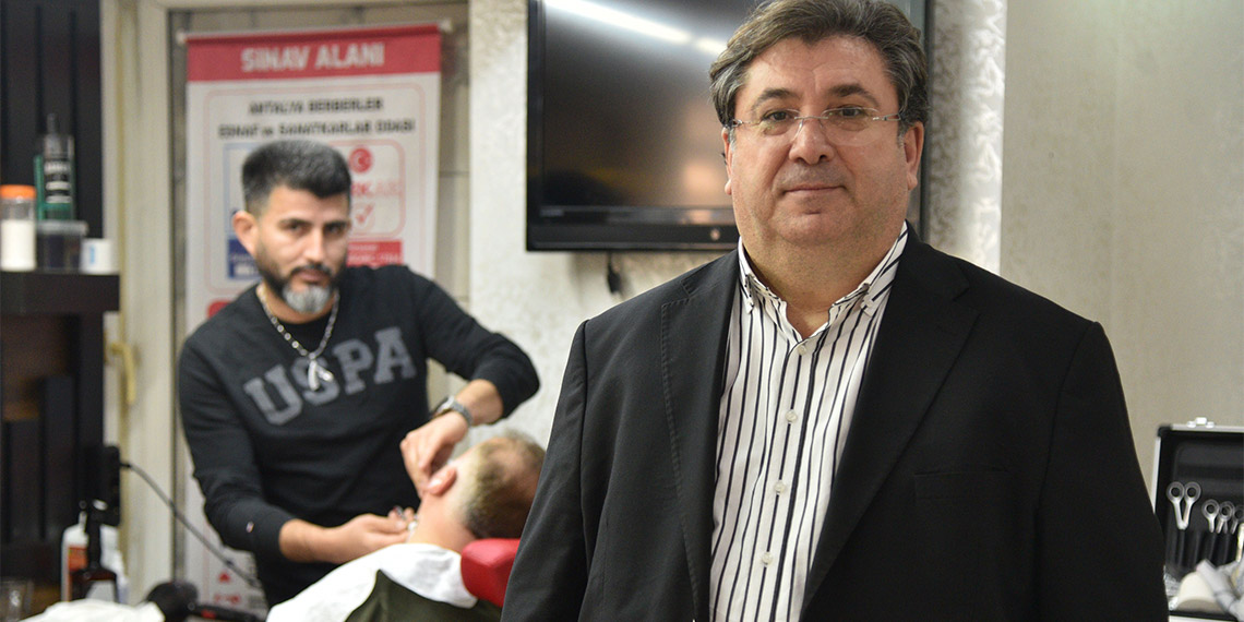 Yeni yılda Antalya'da saç kesim fiyatları yüzde 80 arttı. Antalya Berberler Esnaf ve Sanatkarlar Odası'nın üyelerine gönderdiği yeni fiyat listesinde saç sakal kesimi, 'Lüks' tarifedeki berberlerde 1100 lira, 'A' tarifesinde 550 lira, 'B' tarifesinde 480 lira ve 'C' tarifesinde 400 lira olarak belirlendi.