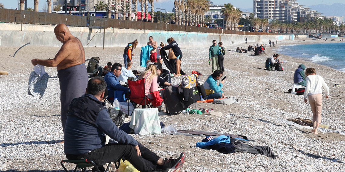 Antalya'da ocak ayının ortasında denize girdiler