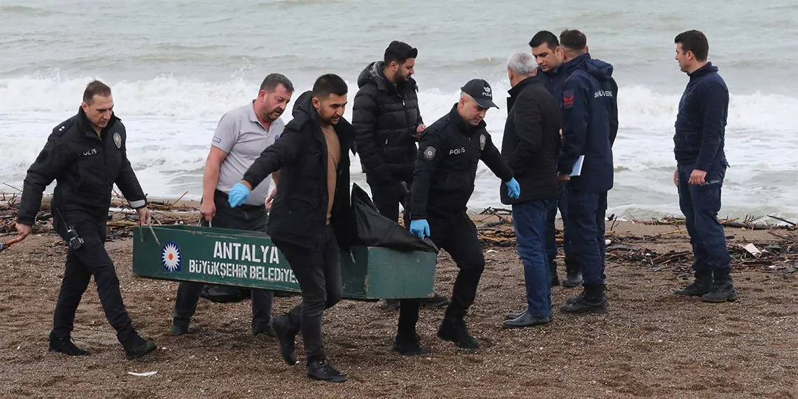 Antalya'nın aksu ilçesinde 5 yıldızlı bir otelin sahilinde erkek cesedi bulundu. Böylece son 5 günde antalya sahillerinde bulunan ceset sayısı 6'ya yükseldi.