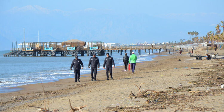 Antalya'da sahillerde gece gündüz devriyesi