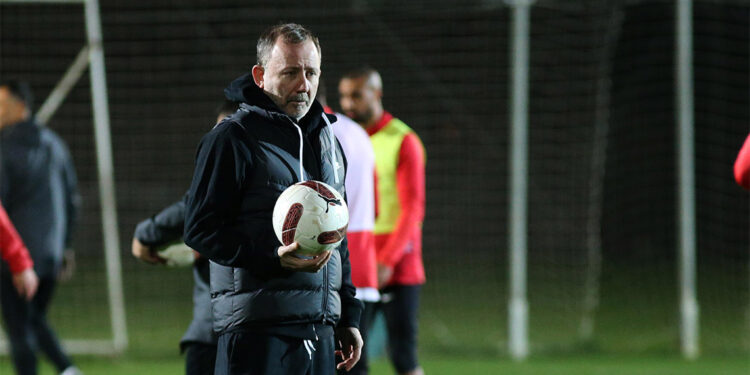 Sergen Yalçın Antalyaspor'da ilk antrenmanına çıktı