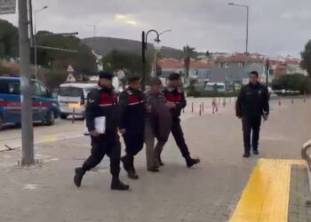 Komşusunu öldürüp eşini yaralayan eski muhtar tutuklandı