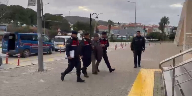 Komşusunu öldürüp eşini yaralayan eski muhtar tutuklandı