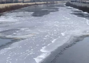 Kura nehri'nin yüzeyi buzla kaplandı