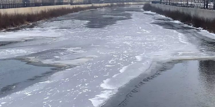 Kura nehri'nin yüzeyi buzla kaplandı