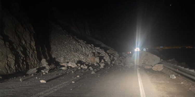 Artvin-Ardahan karayolunda heyelan