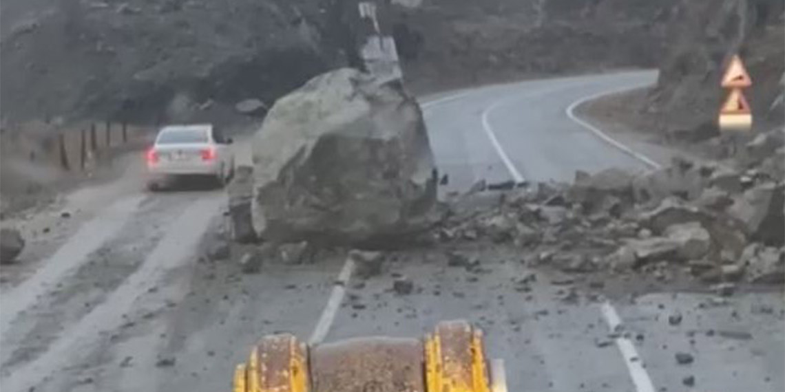 Ardanuç-Şavşat kara yolunda heyelan
