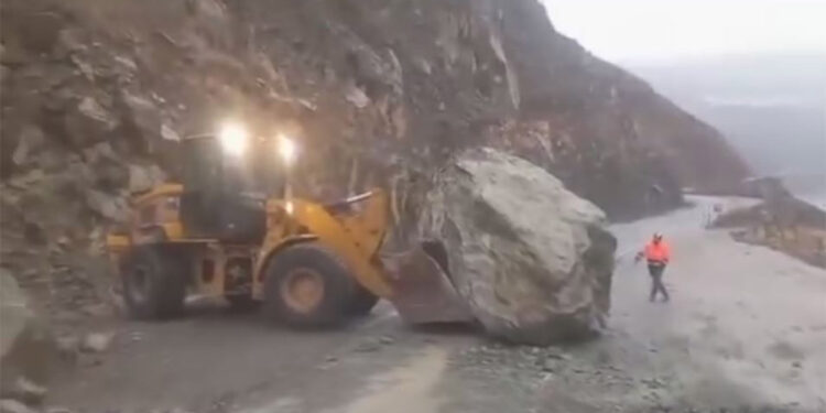 Ardanuç-Şavşat kara yolunda heyelan