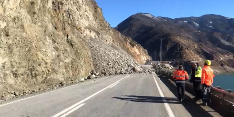 Yamaçlarda düşme riski bulunan kayalar temizleniyor