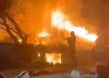 Ataşehir'de gecekondu yangında kül oldu